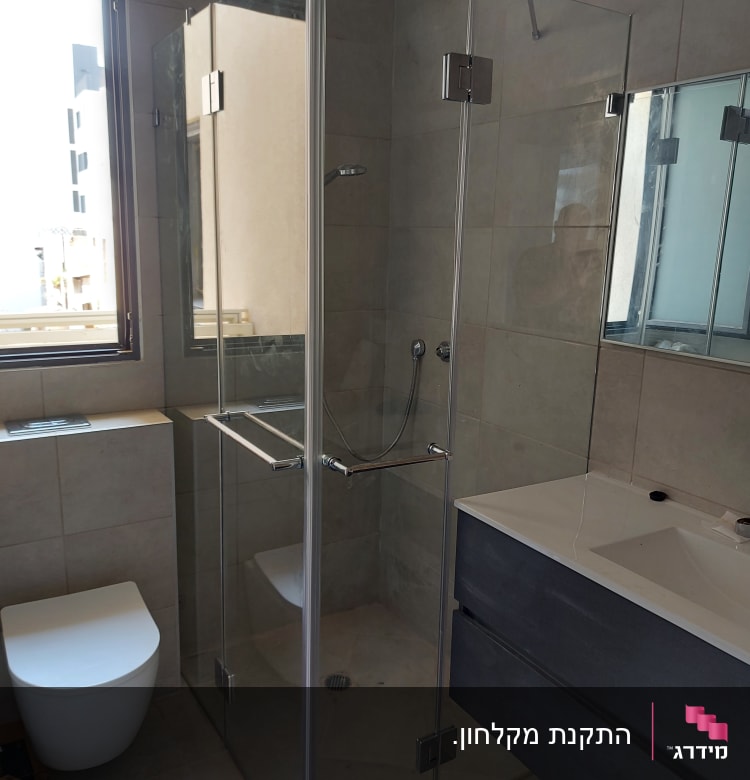 מקלחון זכוכית עם דלתות פתוחות וברז מקלחת